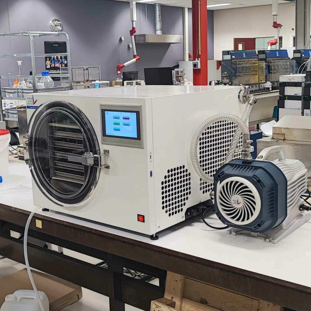 Vakuum-Gefriertrockner mit Vakuum-Pumpe | Xiros Mikro & Anemos | Holland Green Science – Bild 2